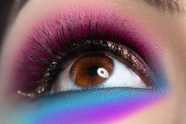 Vackert brunt öga med ljus makeup ser upp i närbild — Stockfoto