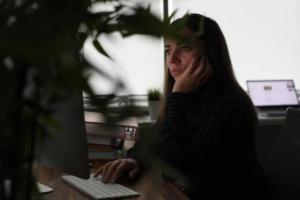 Mujer joven trabaja en el ordenador portátil tarde en la noche — Foto de Stock