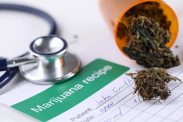 Stethoskop und Dose Marihuana auf Rezept in Arztpraxis Nahaufnahme — Stockfoto