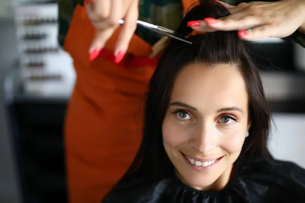 Jovem mulher bonita fazendo corte de cabelo com tesoura na barbearia — Fotografia de Stock