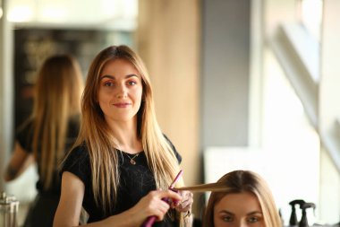 Genç Kuaför Kız Müşteri İçin Kıvırcık Yapıyor