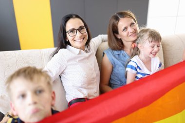 Oğlan çok renkli lgbt bayrağı taşıyor.