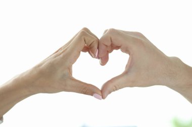 Ellerden yapılmış kalp işareti.
