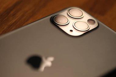 Yeni model elma iPhone 'u evdeki masada yakın planda duruyor.