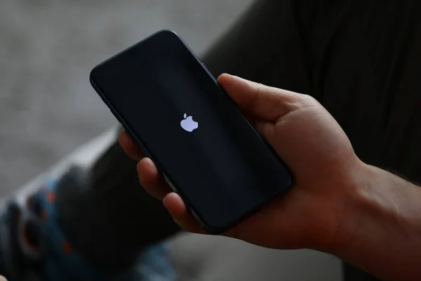 Iphone pomme nouveau modèle se trouve dans la main d'un homme gros plan — Photo