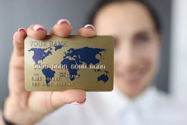 Bank credit card op de achtergrond van glimlachende vrouw. — Stockfoto