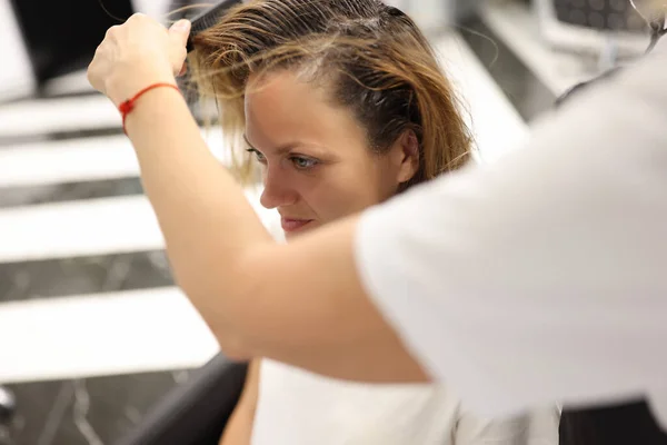 女人正在美容院里梳理她的湿头发. — 图库照片