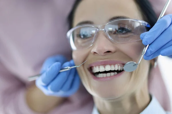 Retrato de mujer con la boca abierta en la cita con el dentista — Foto de Stock