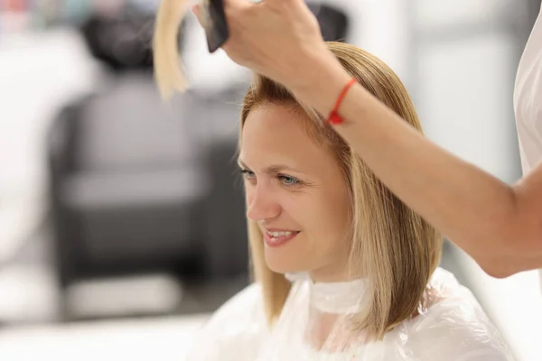 Młoda kobieta salon piękności klient robi fryzurę u fryzjera — Zdjęcie stockowe