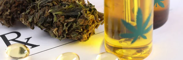 Große Auswahl an Cannabis, Öl und Kräuterzubereitungen — Stockfoto