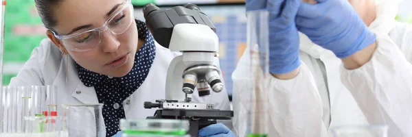 A equipe do laboratório realiza experimentos em líquido — Fotografia de Stock