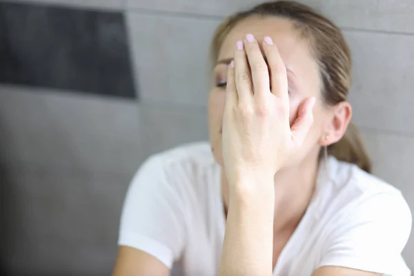 Mujer en depresión se sienta con los ojos cerrados —  Fotos de Stock