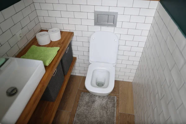 Salle de bain avec WC bol lavabo serviette et papier toilette — Photo