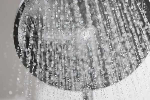 A água está derramando de torneira de chuveiro closeup — Fotografia de Stock