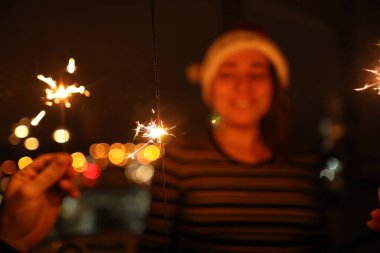 Eldeki maytap parlak bir şekilde yanıyor.