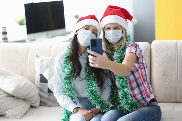 Deux femmes en masque de protection prennent selfie au téléphone. — Photo