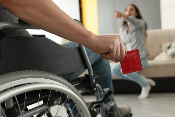 Rotes Kondom in der Hand aus nächster Nähe. — Stockfoto