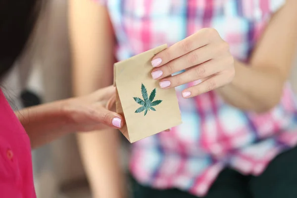 Marihuanový list zblízka na papírovém sáčku. — Stock fotografie