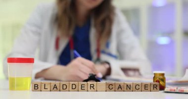 Bayan doktor, mesane kanseri ile masasında çalışıyor. Bloklarda ve idrar örneği kabında da. Klinik ortamdaki hastalıklarla ilgili tedavi ve bilgiler