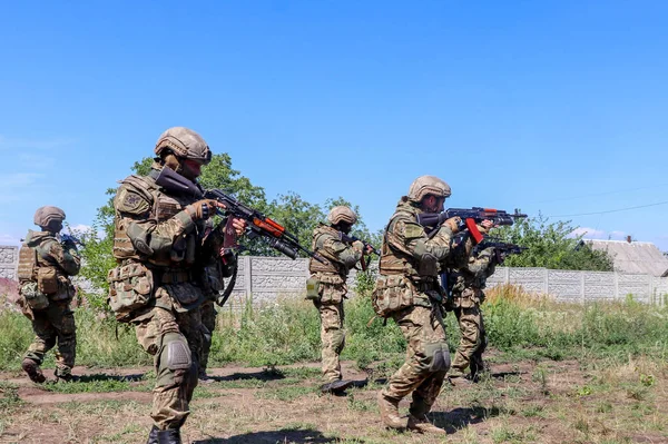 Donezk bölgesi, Ukrayna - Temmuz 2018: Donbass'ta Ato bölgesinde 