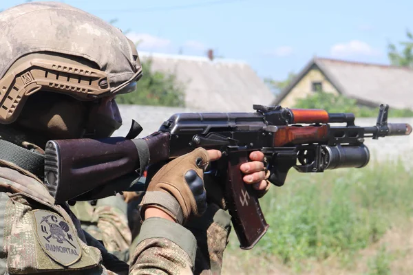 Donezk bölgesi, Ukrayna - Temmuz 2018: Donbass'ta Ato bölgesinde 