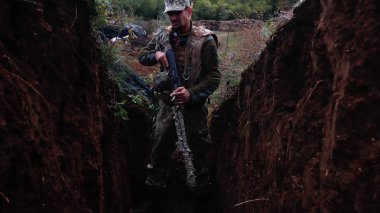Donbass, Donetsk bölgesi / Ukrayna - 20 Eylül 2019: Doğu Ukrayna 'nın Donbass cephesinde Ukrayna ordusu askerleri. 