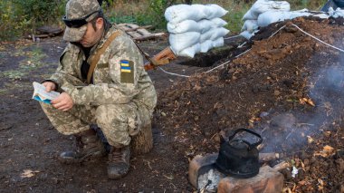 Donbass, Donetsk bölgesi / Ukrayna - 20 Eylül 2019: Doğu Ukrayna 'nın Donbass cephesinde Ukrayna ordusu askerleri. 