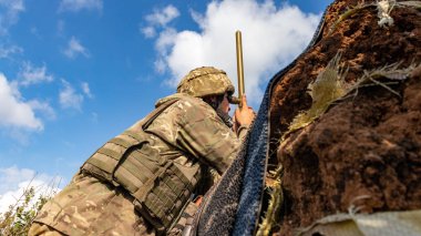Donbass, Donetsk bölgesi / Ukrayna - 20 Eylül 2019: Doğu Ukrayna 'nın Donbass cephesinde Ukrayna ordusu askerleri. 