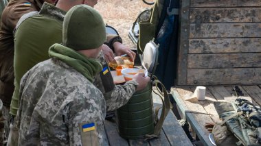 Donbass, Donetsk bölgesi / Ukrayna - 20 Eylül 2019: Doğu Ukrayna 'nın Donbass cephesinde Ukrayna ordusu askerleri. 