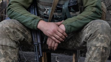 Donbass, Donetsk bölgesi / Ukrayna - 20 Eylül 2019: Doğu Ukrayna 'nın Donbass cephesinde Ukrayna ordusu askerleri. 