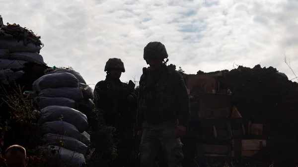 Donbass, Donetsk bölgesi / Ukrayna - 20 Eylül 2019: Doğu Ukrayna 'nın Donbass cephesinde Ukrayna ordusu askerleri. 