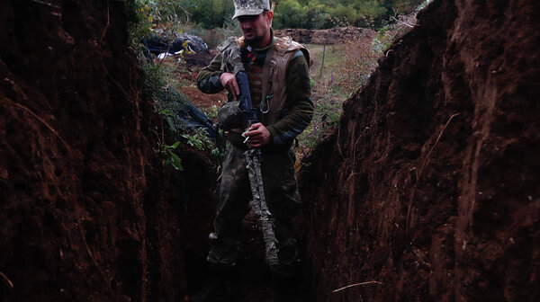 Донбасс, Донецкая область / Украина - 20 сентября 2019 года: Солдаты украинской армии во франшизе на Донбассе, Восточная Украина. 