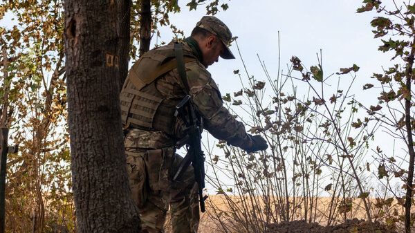 Донбасс, Донецкая область / Украина - 20 сентября 2019 года: Солдаты украинской армии во франшизе на Донбассе, Восточная Украина. 