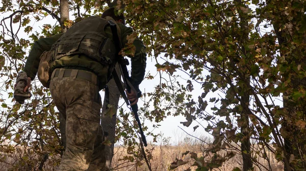 Donbass, Donetsk bölgesi / Ukrayna - 20 Eylül 2019: Doğu Ukrayna 'nın Donbass cephesinde Ukrayna ordusu askerleri. 