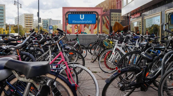 Berlijn Duitsland Oktober 2019 Fietsenstalling Bij Metro Alexanderpiatz — Stockfoto