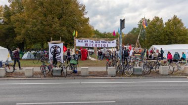 Berlin / Almanya - 12 Ekim 2019: Berlin 'deki Bundestag yakınlarındaki protesto kampında Yok Olma İsyanı Eylemcileri. İklim aktivistleri, Merkel 'in ofisinin önünde protestolar için bir kamp kurdular..