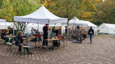 Berlin / Almanya - 12 Ekim 2019: Berlin 'deki Bundestag yakınlarındaki protesto kampında Yok Olma İsyanı Eylemcileri. İklim aktivistleri, Merkel 'in ofisinin önünde protestolar için bir kamp kurdular..