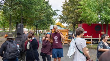 Berlin / Almanya - 12 Ekim 2019: Berlin 'deki Bundestag yakınlarındaki protesto kampında Yok Olma İsyanı Eylemcileri. İklim aktivistleri, Merkel 'in ofisinin önünde protestolar için bir kamp kurdular..
