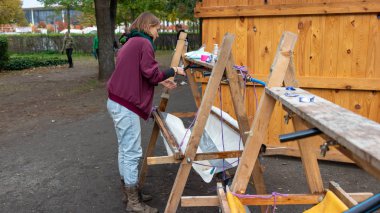 Berlin / Almanya - 12 Ekim 2019: Berlin 'deki Bundestag yakınlarındaki protesto kampında Yok Olma İsyanı Eylemcileri. İklim aktivistleri, Merkel 'in ofisinin önünde protestolar için bir kamp kurdular..
