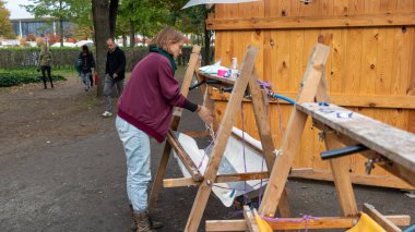Berlin / Almanya - 12 Ekim 2019: Berlin 'deki Bundestag yakınlarındaki protesto kampında Yok Olma İsyanı Eylemcileri. İklim aktivistleri, Merkel 'in ofisinin önünde protestolar için bir kamp kurdular..