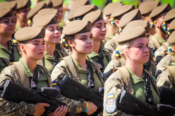 Kyiv, Ukrayna - 24 Ağustos 2018: Kyiv, Ukrayna 'nın bağımsızlığının 27. yıldönümünde 24 Ağustos' ta bir askeri geçit törenine ev sahipliği yapıyor. 