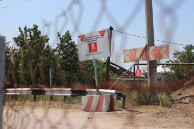 Stanytsia Luhanska, Ukrayna - Ağustos 2018: İnsanlar Donbass 'taki Stanytsia Luhanska sınır kapısından geçtiler 