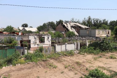 Stanytsia Luhanska, Ukrayna - Ağustos 2018: İnsanlar Donbass 'taki Stanytsia Luhanska sınır kapısından geçtiler 