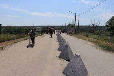 Stanytsia Luhanska, Ukrayna - Ağustos 2018: İnsanlar Donbass 'taki Stanytsia Luhanska sınır kapısından geçtiler 