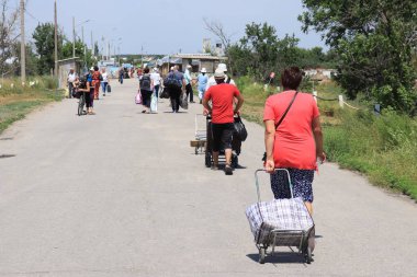 Stanytsia Luhanska, Ukrayna - Ağustos 2018: İnsanlar Donbass 'taki Stanytsia Luhanska sınır kapısından geçtiler 