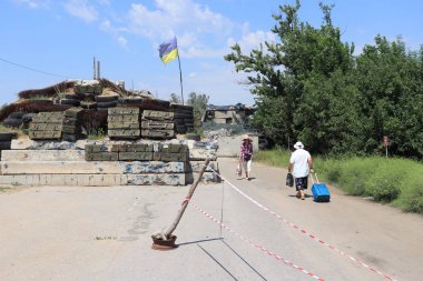 Stanytsia Luhanska, Ukrayna - Ağustos 2018: İnsanlar Donbass 'taki Stanytsia Luhanska sınır kapısından geçtiler 