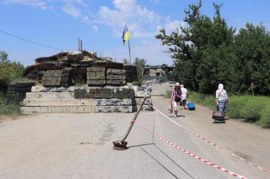 Stanytsia Luhanska, Ukrayna - Ağustos 2018: İnsanlar Donbass 'taki Stanytsia Luhanska sınır kapısından geçtiler 