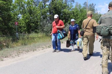 Stanytsia Luhanska, Ukrayna - Ağustos 2018: İnsanlar Donbass 'taki Stanytsia Luhanska sınır kapısından geçtiler 