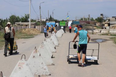 Stanytsia Luhanska, Ukrayna - Ağustos 2018: İnsanlar Donbass 'taki Stanytsia Luhanska sınır kapısından geçtiler 