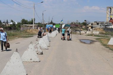 Stanytsia Luhanska, Ukrayna - Ağustos 2018: İnsanlar Donbass 'taki Stanytsia Luhanska sınır kapısından geçtiler 